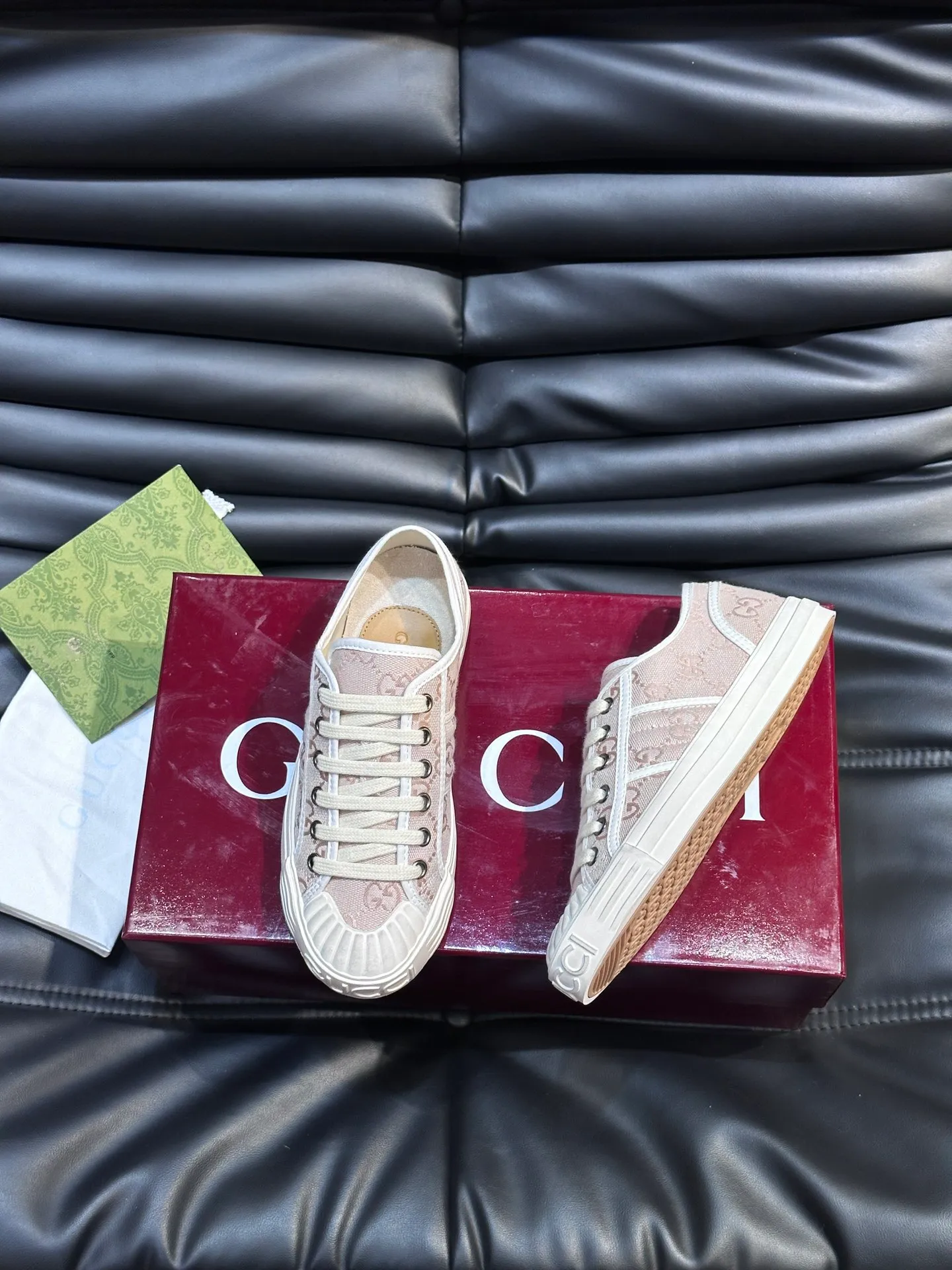 Men's shoes 💰p360 "GUUC*" Couple model 👫GG printed canvas sneakers, this sneaker is from the Gucci Lido series, and its design is inspired by the summer style and beach clubs of the Italian coast. The early autumn series reinterprets the brand's classic design elements and exquisite patterns from a modern perspective. These low-top sneakers are crafted from the brand's original fabric, the classic GG printed canvas, with a slightly distressed effect around the rubber sole. The GG pattern and logo are cleverly integrated into the sole, and the toe is embellished with an embossed Gucci logo. The towel insoles are decorated with brand logo leather labels, are light, comfortable and breathable for the feet, and come with a full set of original packaging! Size: Female 35-40 Male 38-45 (46 customized)